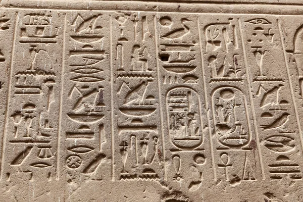 Египетские иероглифы в храме Луксора, Луксор, Египет — стоковое фото