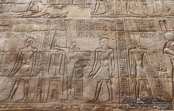 Hieróglifos egípcios em Luxor Temple, Luxor, Egito — Fotografia de Stock