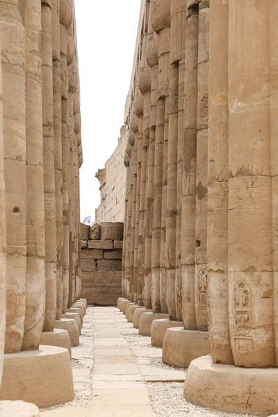 Columnas en el Templo de Luxor, Luxor, Egipto — Foto de Stock