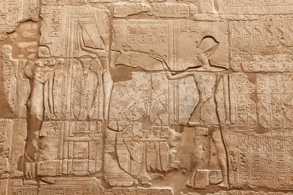 Hieróglifos egípcios em Luxor Temple, Luxor, Egito — Fotografia de Stock
