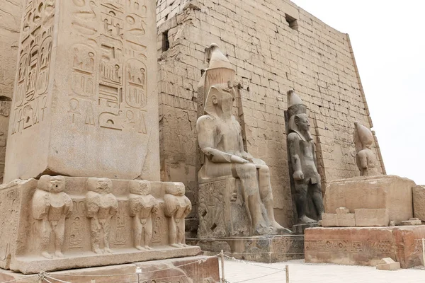 Sculptures dans le temple de Louxor à Louxor, Egypte — Photo