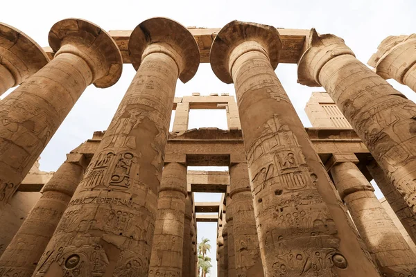 Columnas en Hypostyle Hall of Karnak Temple, Luxor, Egipto — Foto de Stock