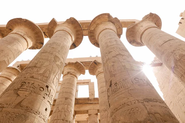 Columnas en Hypostyle Hall of Karnak Temple, Luxor, Egipto — Foto de Stock