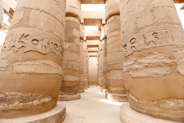 Colunas em Hypostyle Hall of Karnak Temple, Luxor, Egito — Fotografia de Stock