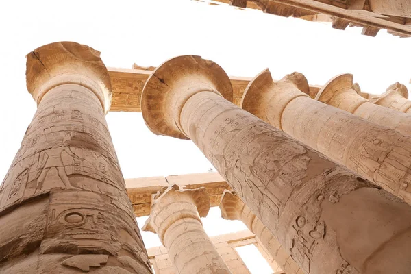 Columnas en Hypostyle Hall of Karnak Temple, Luxor, Egipto — Foto de Stock