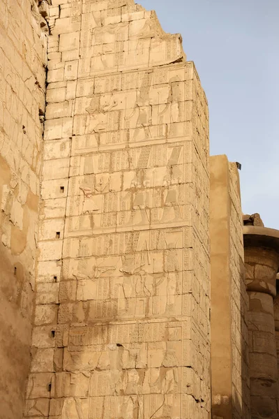 Hieroglyphen im Karnak-Tempel, Luxor, Ägypten — Stockfoto