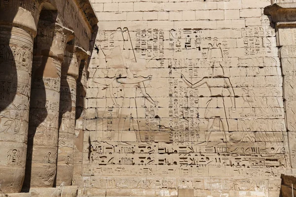 Jeroglíficos egipcios en Medinet Habu Temple, Luxor, Egipto —  Fotos de Stock