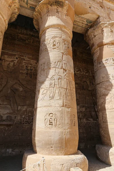 이집트 룩소르의 메디넷 하부 성전 의 칼럼 — 스톡 사진