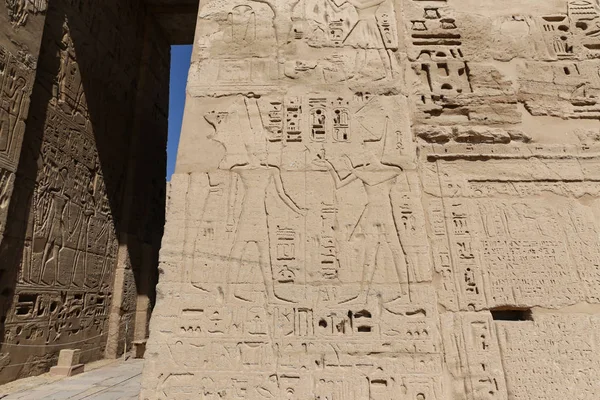 Medinet Habu Tapınağı'ndaki Mısır Hiyeroglifleri, Luxor, Mısır — Stok fotoğraf