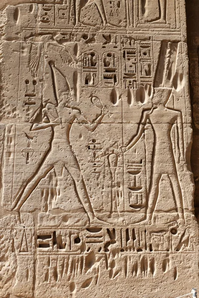 Egyptské hieroglyfy v chrámu Medinet Habu, Luxor, Egypt — Stock fotografie