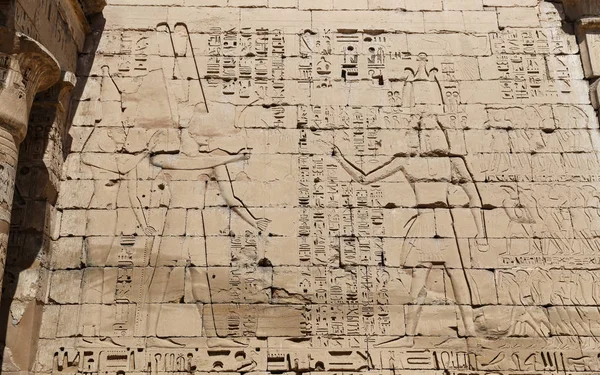 Hieróglifos egípcios em Medinet Habu Temple, Luxor, Egito — Fotografia de Stock