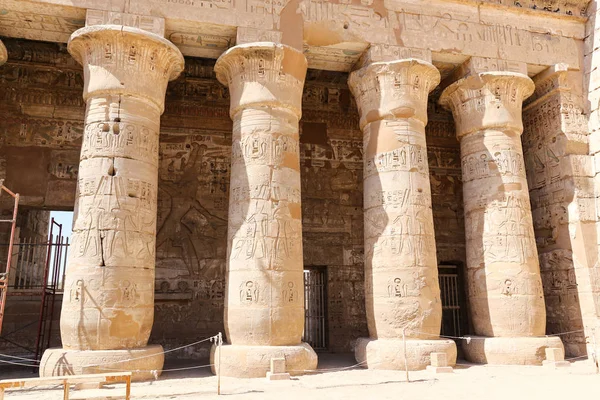 이집트 룩소르의 메디넷 하부 사원에 있는 기둥 — 스톡 사진