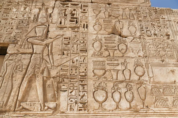 Egyptiska hieroglyfer i Medinet Habu Temple, Luxor, Egypten — Stockfoto