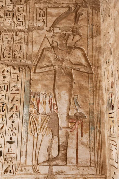 Hiéroglyphes égyptiens au temple Medinet Habu, Louxor, Égypte — Photo