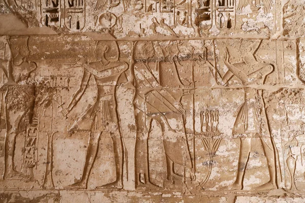 Hiéroglyphes égyptiens au temple Medinet Habu, Louxor, Égypte — Photo