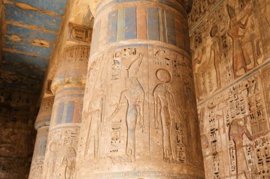 Luxor,Mısır'daki Medinet Habu Tapınağı'ndaki sütunlar