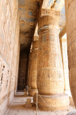 Luxor,Mısır'daki Medinet Habu Tapınağı'ndaki sütunlar