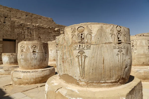 Colunas em Medinet Habu Temple em Luxor, Egito — Fotografia de Stock