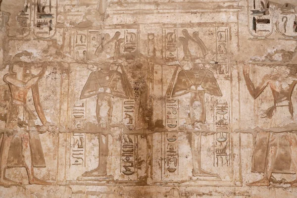 Hieróglifos egípcios em Medinet Habu Temple, Luxor, Egito — Fotografia de Stock