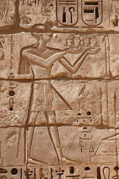 Egyptiska hieroglyfer i Medinet Habu Temple, Luxor, Egypten — Stockfoto