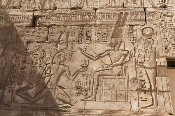 Egyptiska hieroglyfer i Medinet Habu Temple, Luxor, Egypten — Stockfoto