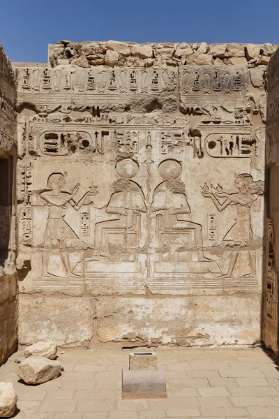 Hiéroglyphes égyptiens au temple Medinet Habu, Louxor, Égypte — Photo