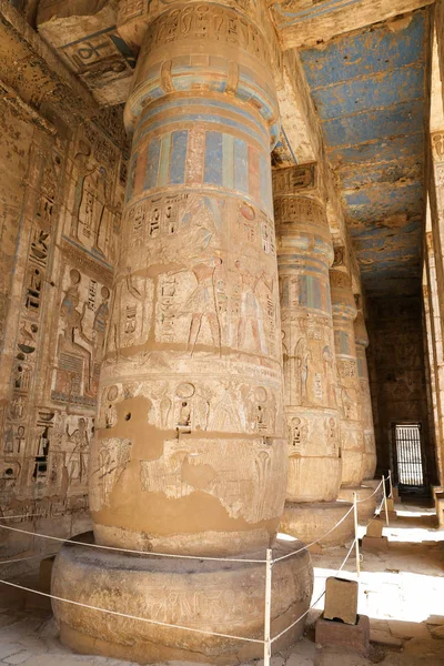 Säulen im medinet habu Tempel in Luxor, Ägypten — Stockfoto