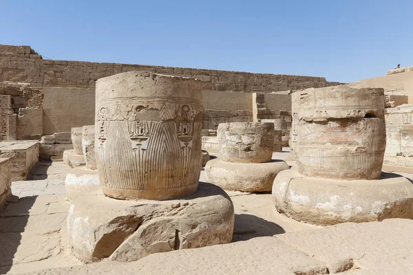 Colunas em Medinet Habu Temple em Luxor, Egito — Fotografia de Stock