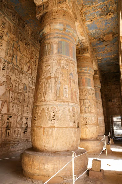 Säulen im medinet habu Tempel in Luxor, Ägypten — Stockfoto