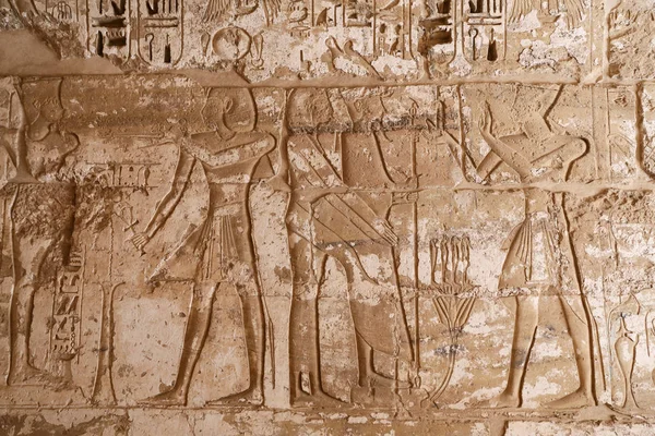 Egyptian Hieroglyphs in Medinet Habu Temple, Luxor, Egypt — Stock Photo, Image