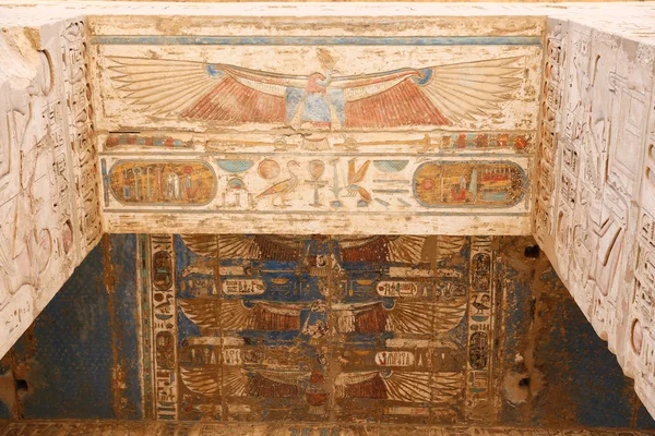Египетские иероглифы в храме Мединет-Хабу, Луксор, Египет — стоковое фото