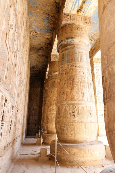 Säulen im medinet habu Tempel in Luxor, Ägypten — Stockfoto