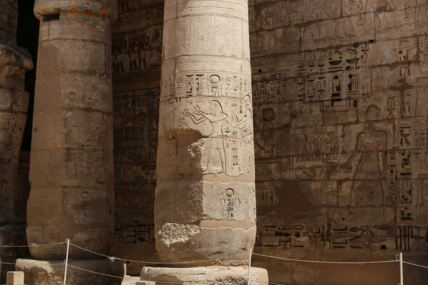 Luxor,Mısır'daki Medinet Habu Tapınağı'ndaki sütunlar — Stok fotoğraf