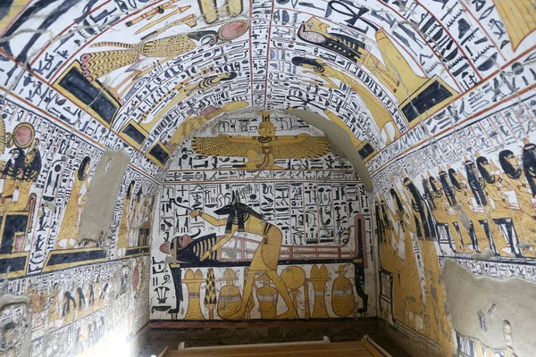 Kohtaus haudasta Deir el-Medina Villagessa, Luxorissa, Egyptissä — kuvapankkivalokuva