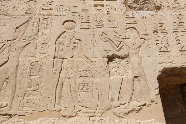 Hiéroglyphes égyptiens dans le temple mortuaire de Seti I, Louxor, Egypte — Photo