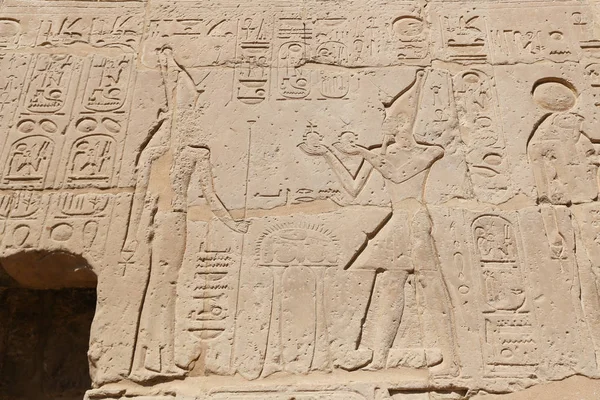 Jeroglíficos egipcios en el Templo Mortuorio de Seti I, Luxor, Egipto —  Fotos de Stock