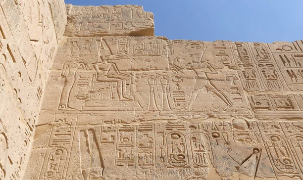 Egyptiska hieroglyfer i Mortuary Temple of SETI I, Luxor, Egypten — Stockfoto