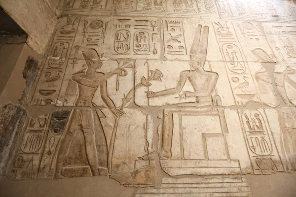 Egyptiska hieroglyfer i Mortuary Temple of SETI I, Luxor, Egypten — Stockfoto