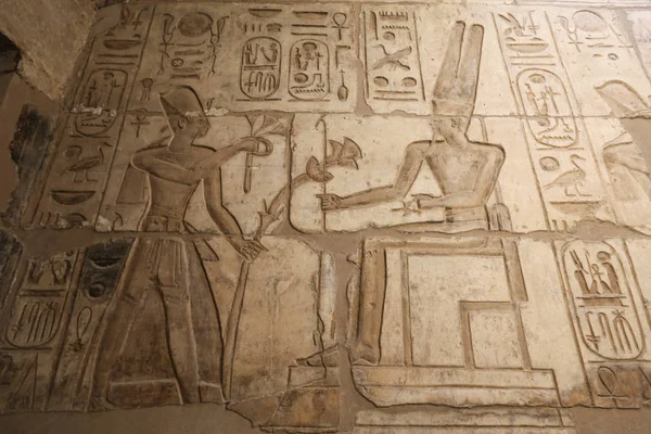 Egyptiska hieroglyfer i Mortuary Temple of SETI I, Luxor, Egypten — Stockfoto