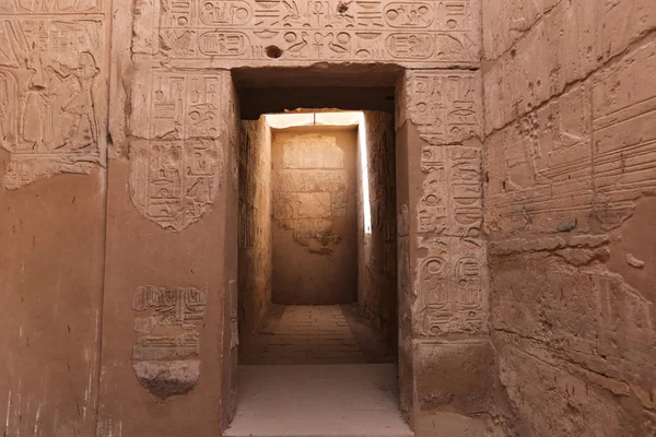 Egipskie hieroglify w świątyni Mortuary w Seti I, Luksor, Egipt — Zdjęcie stockowe