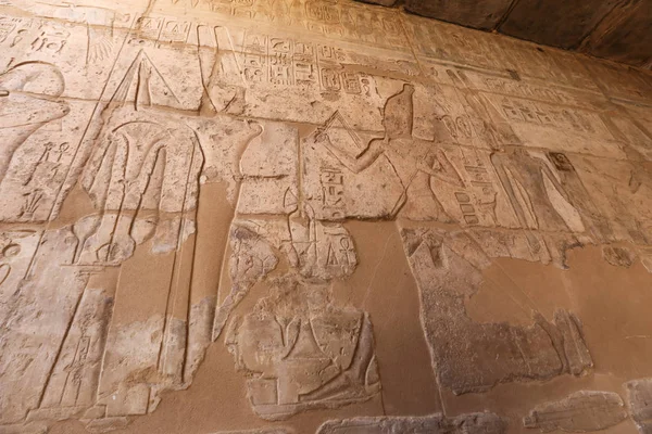 Jeroglíficos egipcios en el Templo Mortuorio de Seti I, Luxor, Egipto —  Fotos de Stock