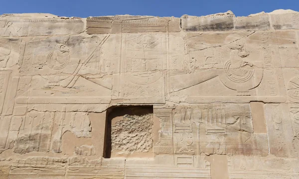 埃及卢克索塞提一世神庙的埃及象形文字 — 图库照片
