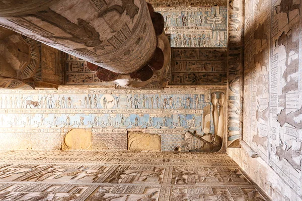 Scene in Denderah Temple, Qena, Egypt — Stock Photo, Image