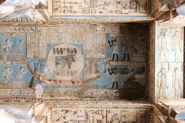 Scene in Denderah Temple, Qena, Egypt — Stock Photo, Image