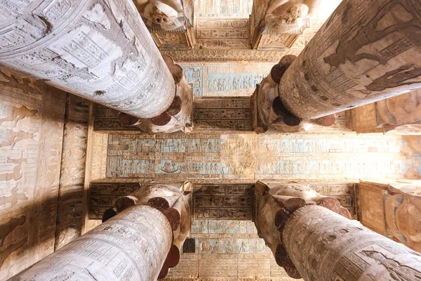 Scène in Denderah Temple, Qena, Egypte — Stockfoto