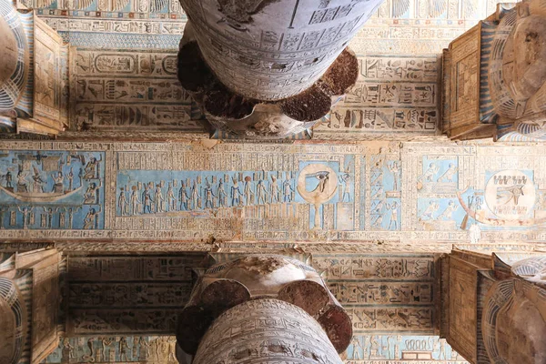 Scene in Denderah Temple, Qena, Egypt — Stock Photo, Image