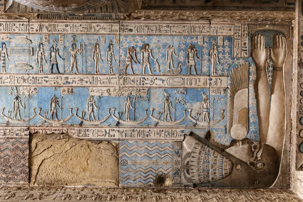 Scene in Denderah Temple, Qena, Egypt — Stock Photo, Image