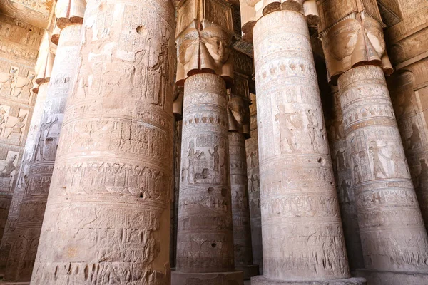 Denderah Tapınağı'ndaki sütunlar, Qena, Mısır — Stok fotoğraf
