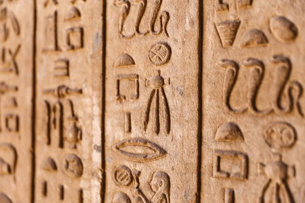 Jeroglíficos en el Templo de Denderah, Qena, Egipto —  Fotos de Stock