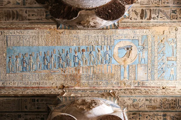 Escena en el templo de Denderah, Qena, Egipto — Foto de Stock